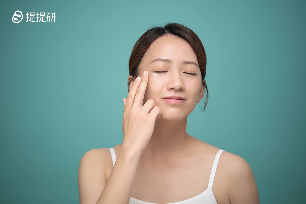 單擦眼霜還不夠，你的眼部保養差這一步！冰萃奇蹟耀眼膜/眼霜，有效撫平細紋改善暗沉。